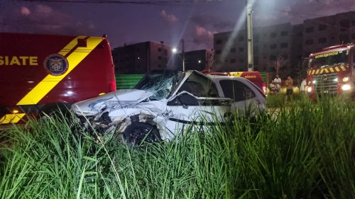 Imagem referente a Mulher tem lesão grave após forte colisão entre L200 e Corsa no Riviera