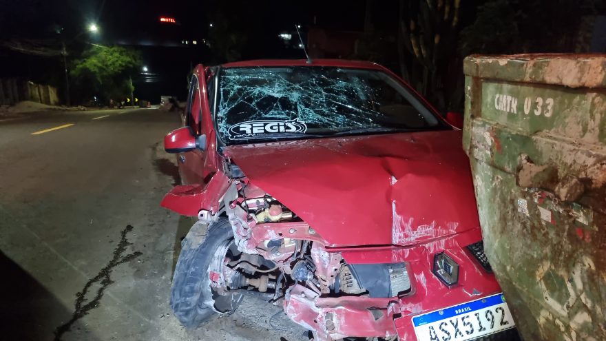Carro atinge em cheio caçamba de entulhos no Bairro Santa Cruz