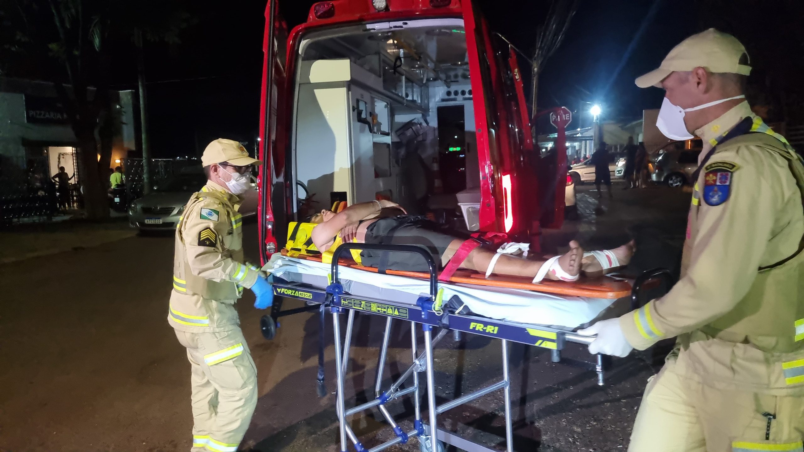 Mulher é esfaqueada a duas quadras de local onde ocorreu homicídio no Brasmadeira Mulher é esfaqueada a duas quadras de local onde ocorreu homicídio no Brasmadeira