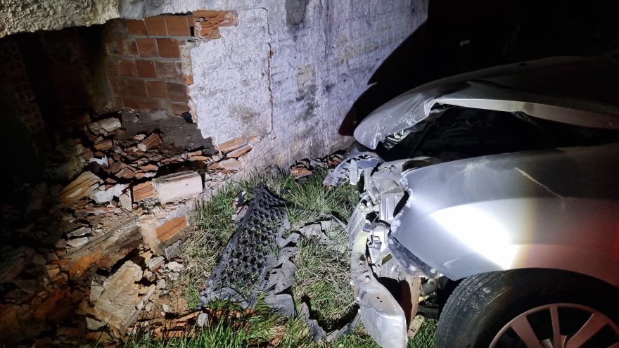 Após forte colisão entre carros, muro é destruído no Parque São Paulo