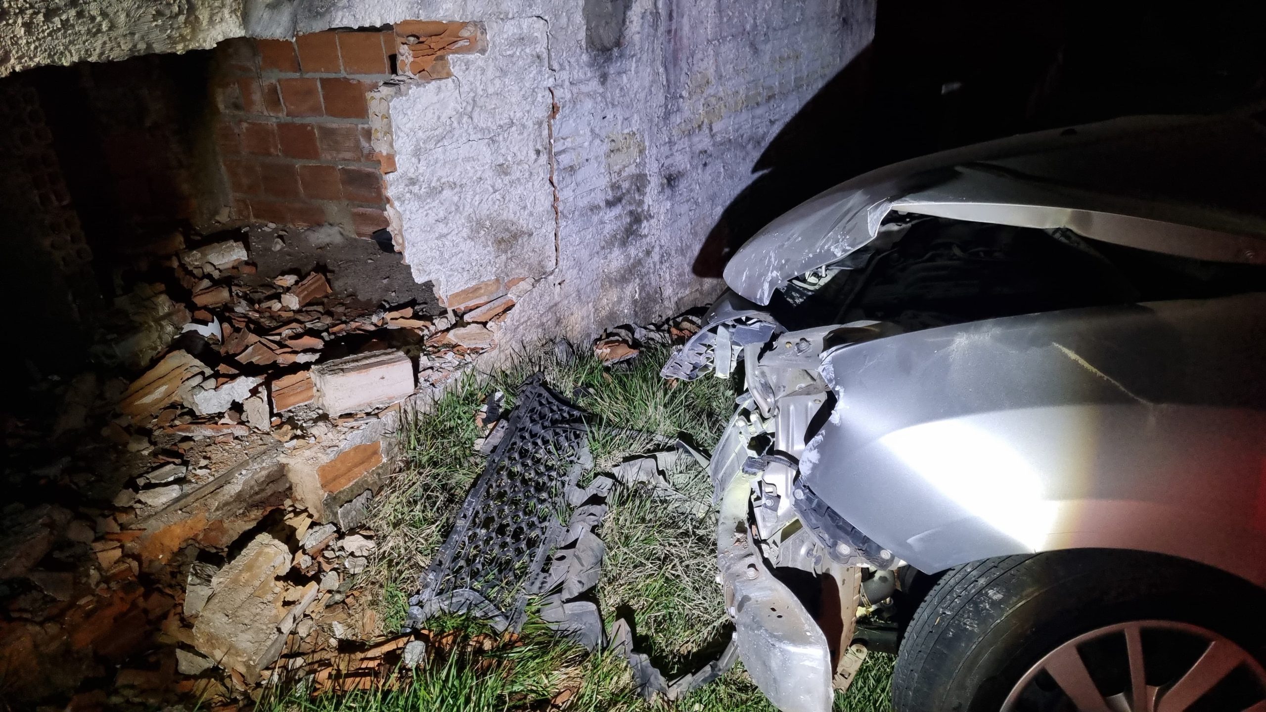 Após forte colisão entre carros, muro é destruído no Parque São Paulo Após forte colisão entre carros, muro é destruído no Parque São Paulo