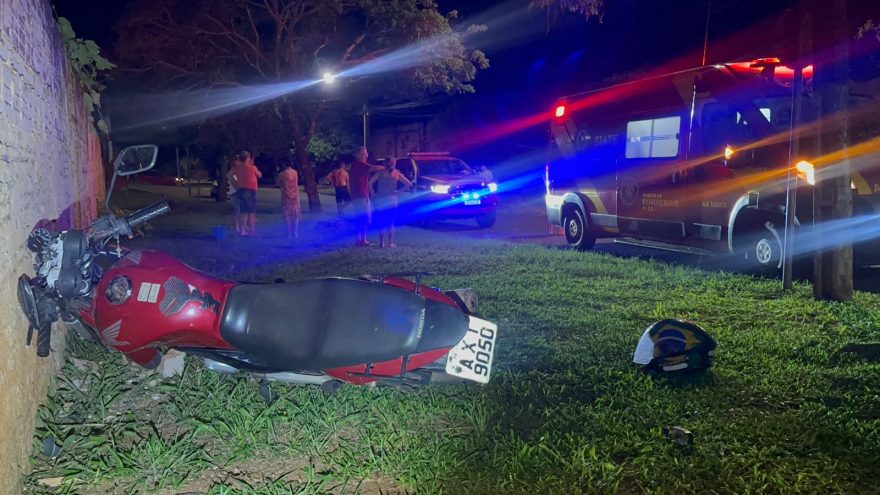 Grave acidente é registrado no Santa Cruz; Moto bate contra carro e quebra muro de residência