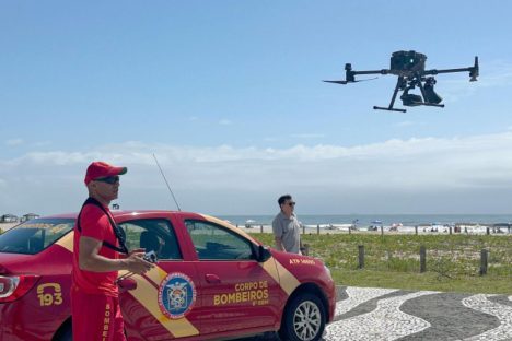 Imagem referente a Bombeiros usam drones de alta tecnologia para reforçar proteção de banhistas no Litoral