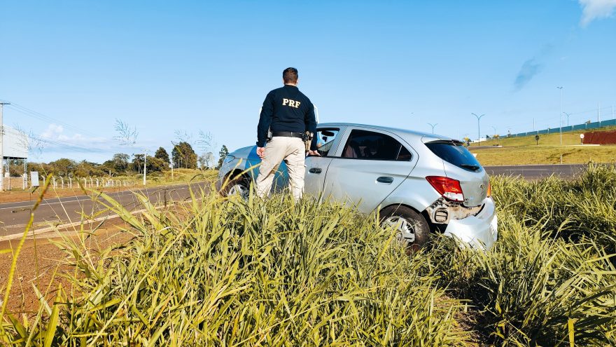 Motorista perde controle na BR-467 e quase capota no canteiro central