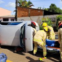 Imagem referente a Motorista tomba carro após colisão no Bairro Brasília, em Cascavel