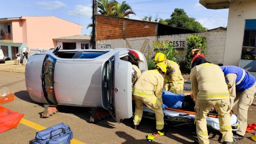 Imagem referente a Motorista tomba carro após colisão no Bairro Brasília, em Cascavel