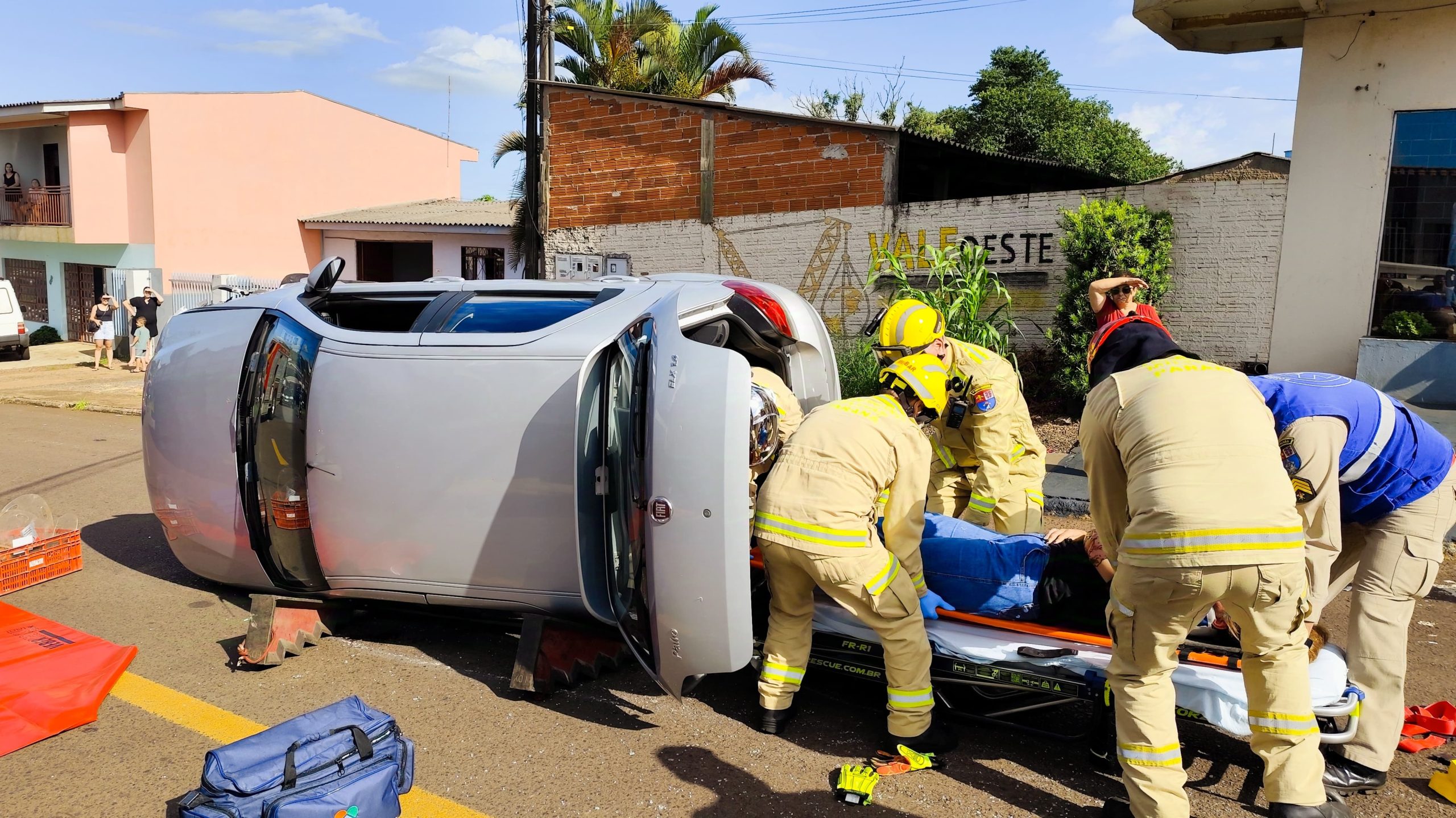 Motorista tomba carro após colisão no Bairro Brasília, em Cascavel Motorista tomba carro após colisão no Bairro Brasília, em Cascavel