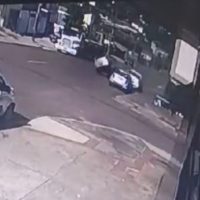 Imagem referente a Vídeo mostra carro tombando após colisão com veículos estacionados no Bairro Brasília