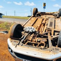 Imagem referente a Logan capota após motorista perder o controle da direção na BR-163, em Cascavel