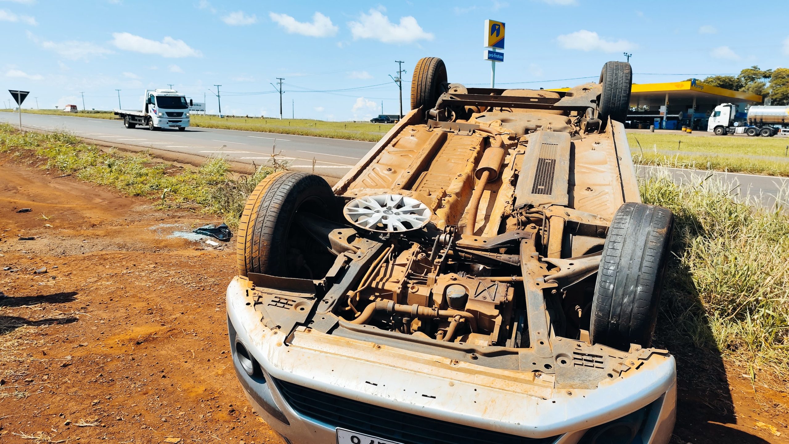 Logan capota após motorista perder o controle da direção na BR-163, em Cascavel