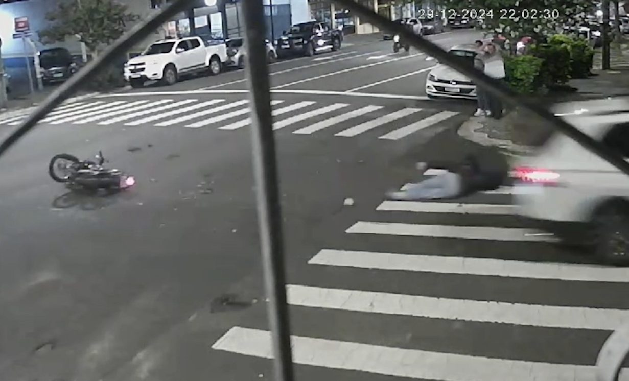 Vídeo mostra fortíssima colisão que matou motociclista de 18 anos