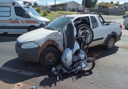 Imagem referente a Moto ‘vira de ponta cabeça’ após colisão com Strada e piloto fica ferido na BR-163