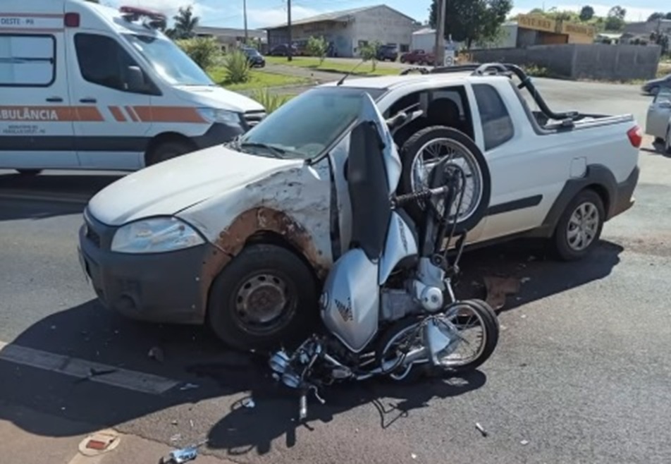 Moto 'vira de ponta cabeça' após colisão com Strada e piloto fica ferido na BR-163