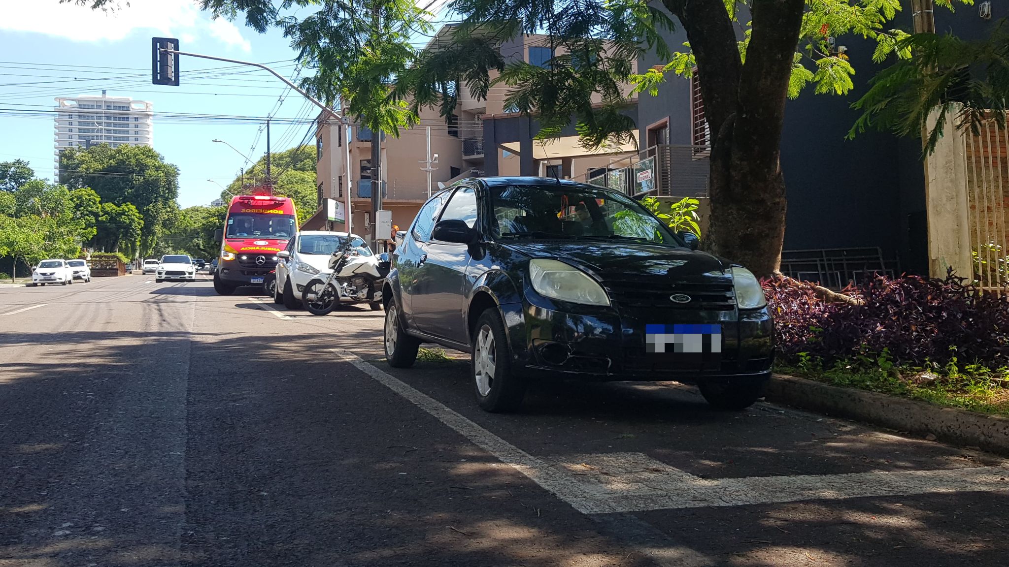 Engavetamento entre carros e motos deixa homem ferido no Centro