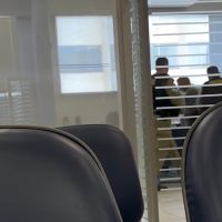 Imagem referente a Vídeo flagra prisão de cliente por desacato em banco de Cascavel