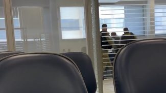 Vídeo flagra prisão de cliente por desacato em banco de Cascavel