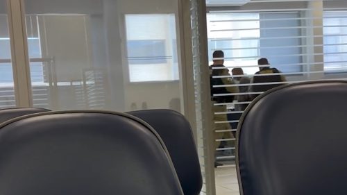 Imagem referente a Vídeo flagra prisão de cliente por desacato em banco de Cascavel