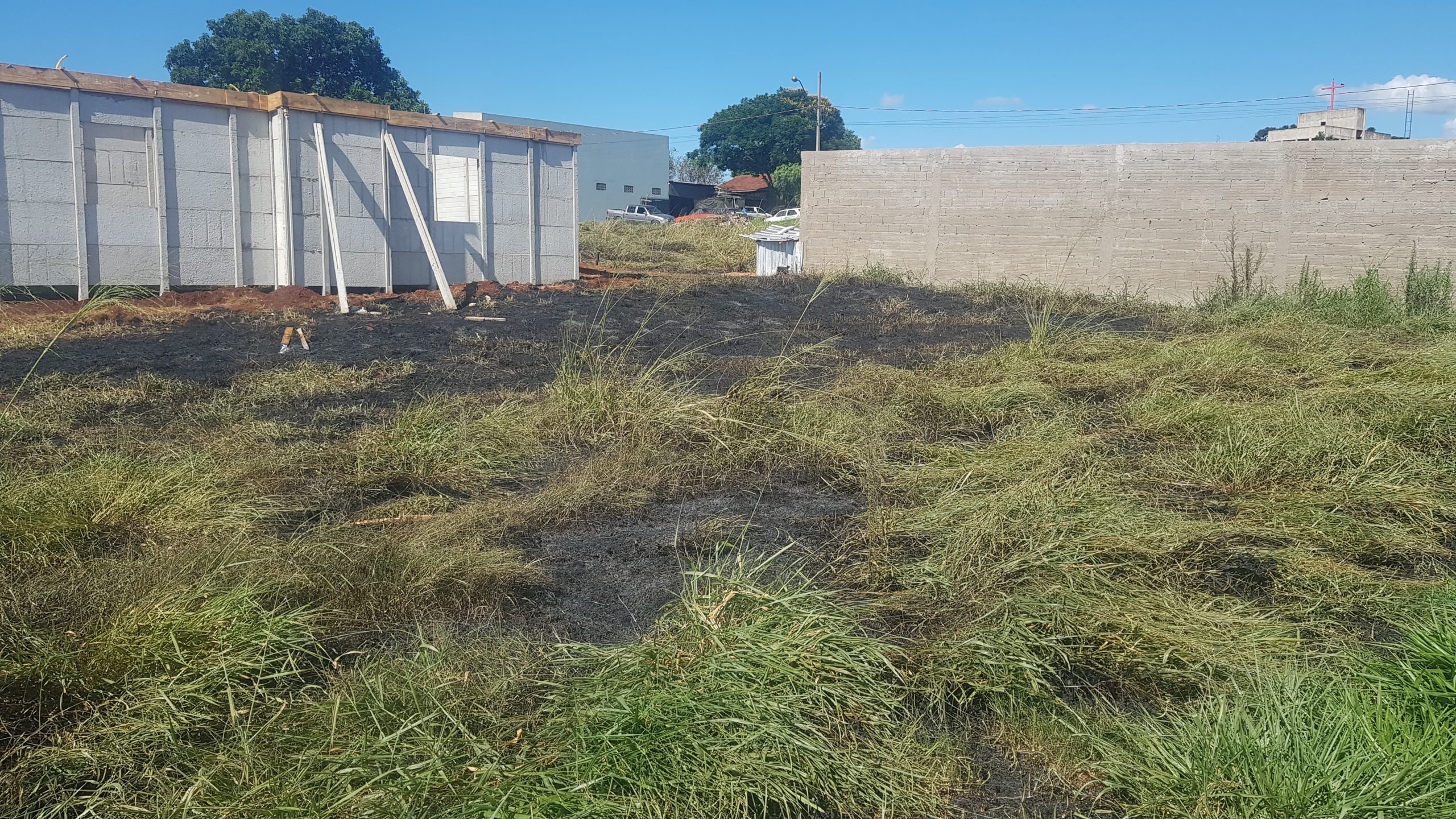 Incêndio em vegetação mobiliza Corpo de Bombeiros no Loteamento Jardim das Flores