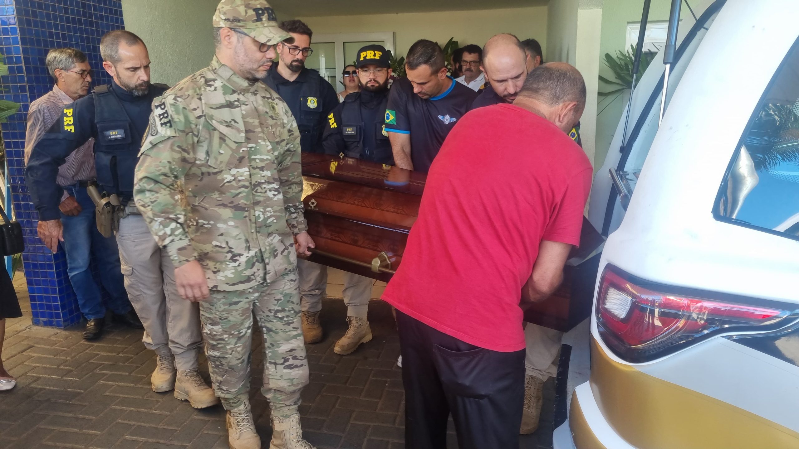 Imagem referente a Familiares e colegas de farda prestam últimas homenagens ao PRF Huanderson dos Santos