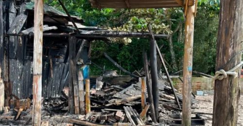 Imagem referente a Mistério! Bombeiros encontram dois mortos em meio a casa destruída por incêndio