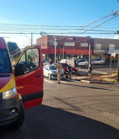 Imagem referente a Batida envolve em Vectra e Fiorino na Avenida Carlos Gomes