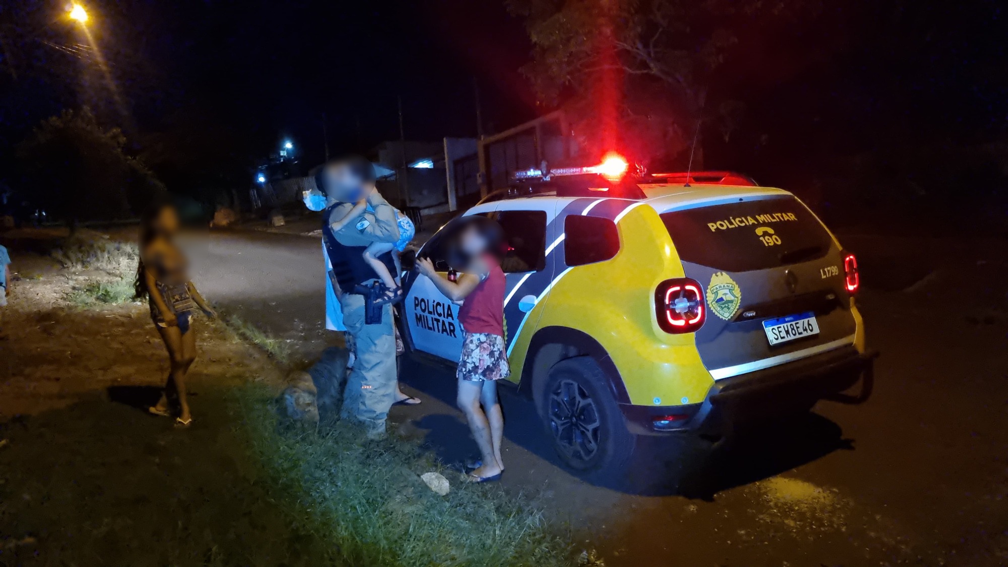 Reencontro emocionante: menino de 4 anos encontrado sozinho na Rua é devolvido para família pela PM