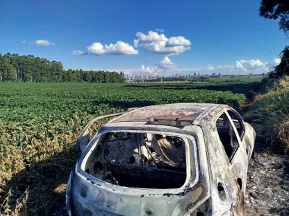 Imagem referente a Enigma: Celta preto é encontrado incendiado na área rural