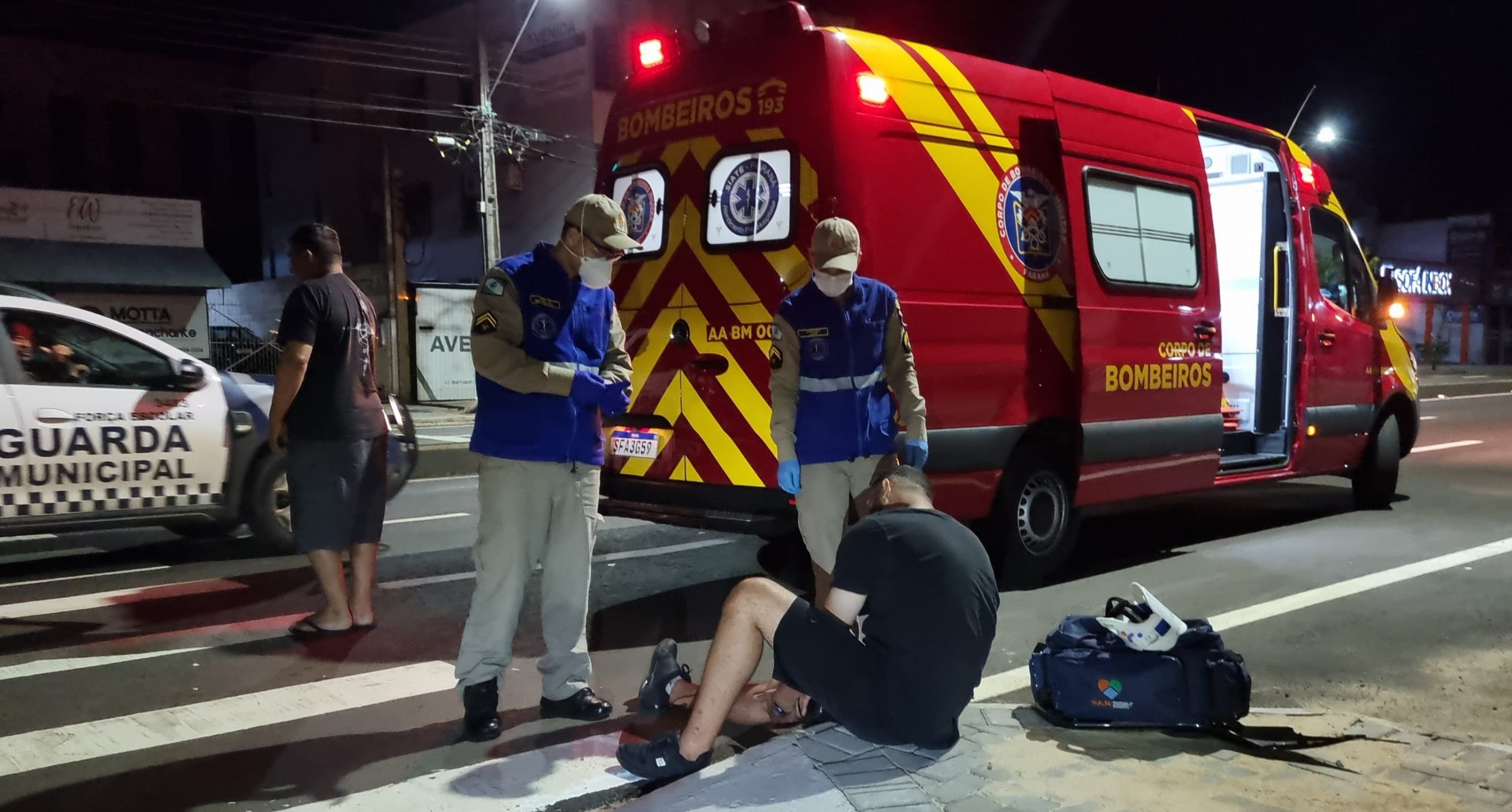 Colisão entre carro e moto deixa jovem ferido no bairro Maria Luiza