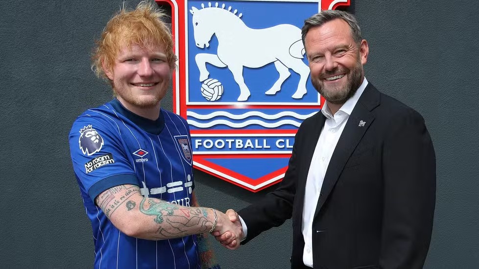 Time de Ed Sheeran quebra jejum de 22 anos após derrotar o Chelsea na Premier League