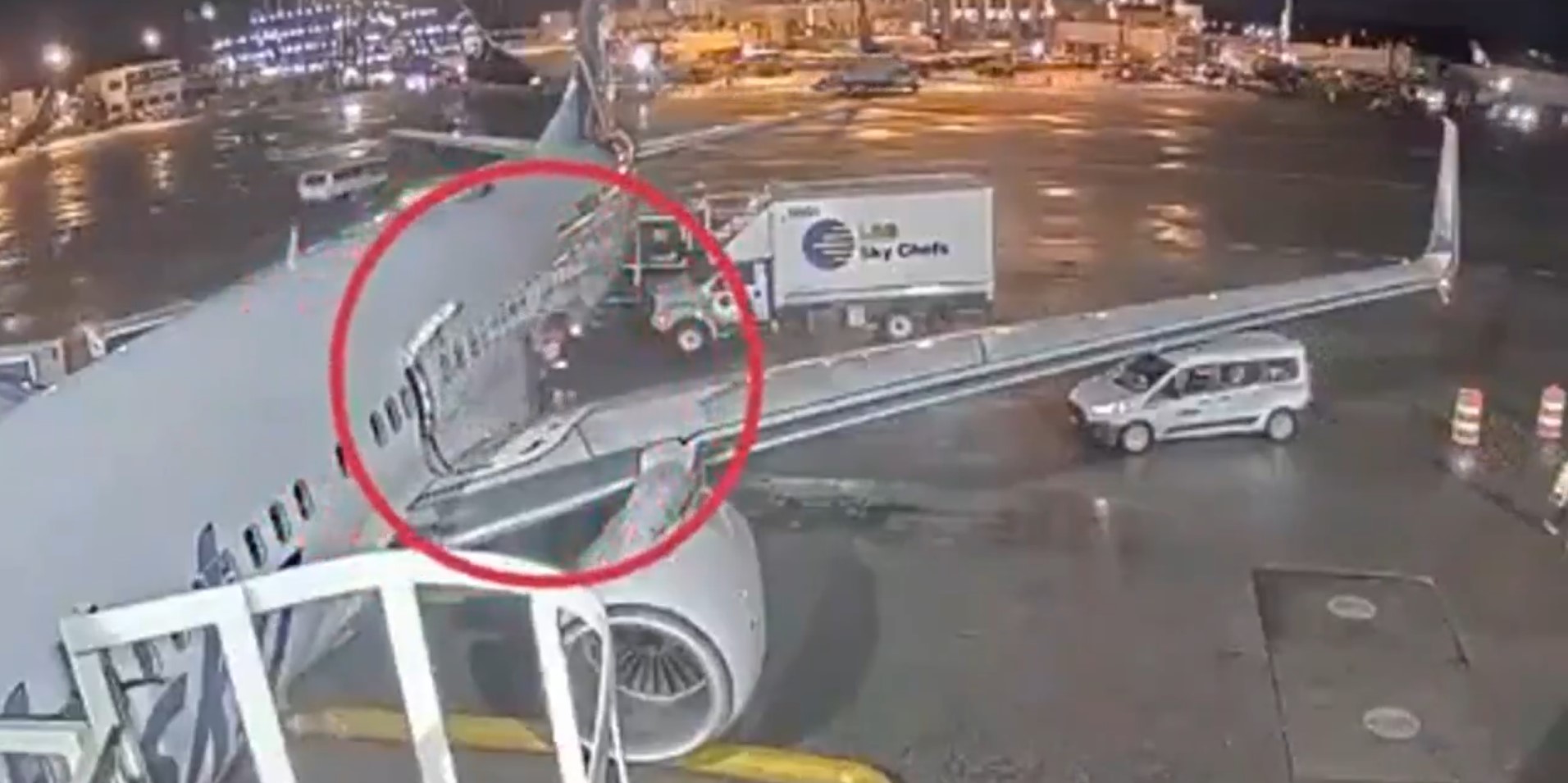 Mulher sai de avião pela porta de emergência e FBI investiga o caso