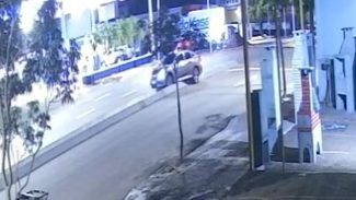 Podia ser o 'Tony Hawk' fazendo grind, mas é apenas mais um carro encavalado na Carlos Gomes