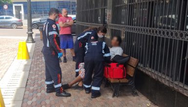 Imagem referente a Estrangeira é socorrida após usar substância psicoativa e dormir em banco da praça