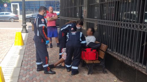 Imagem referente a Estrangeira é socorrida após usar substância psicoativa e dormir em banco da praça