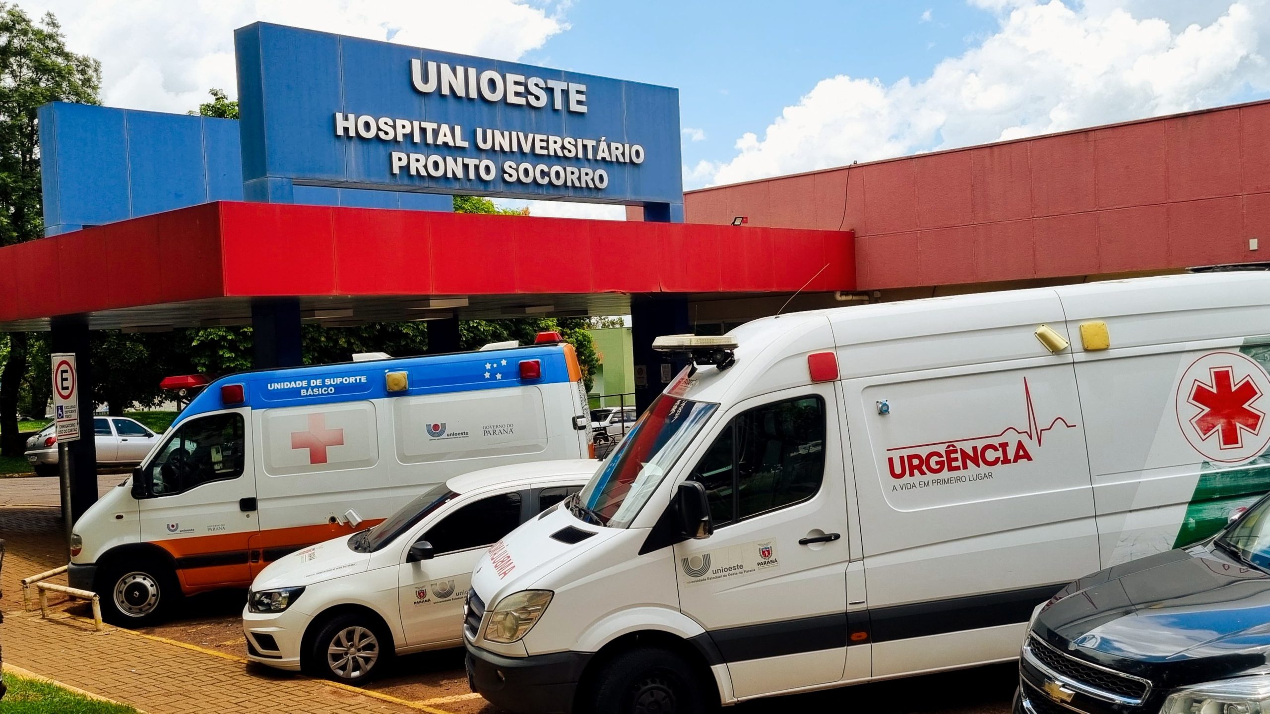 Homem procura ajuda médica após inserir objeto cilíndrico no ânus