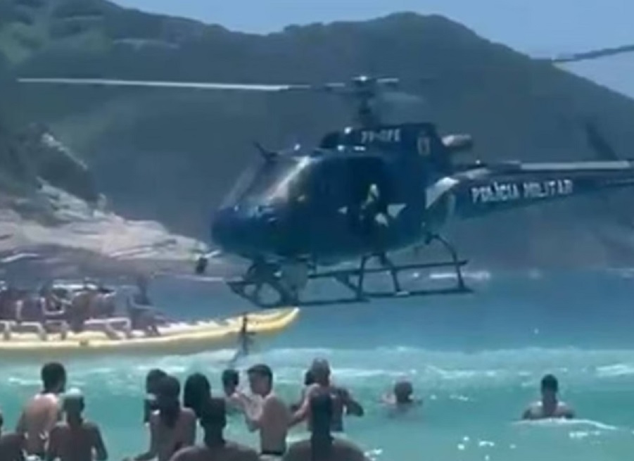 Banhista devolve fuzil que policial deixou cair no mar