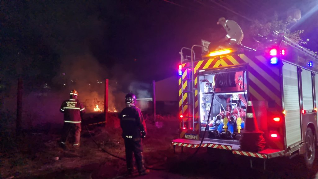 Queima de fogos causa incêndio em terreno no Centro Queima de fogos causa incêndio em terreno no Centro