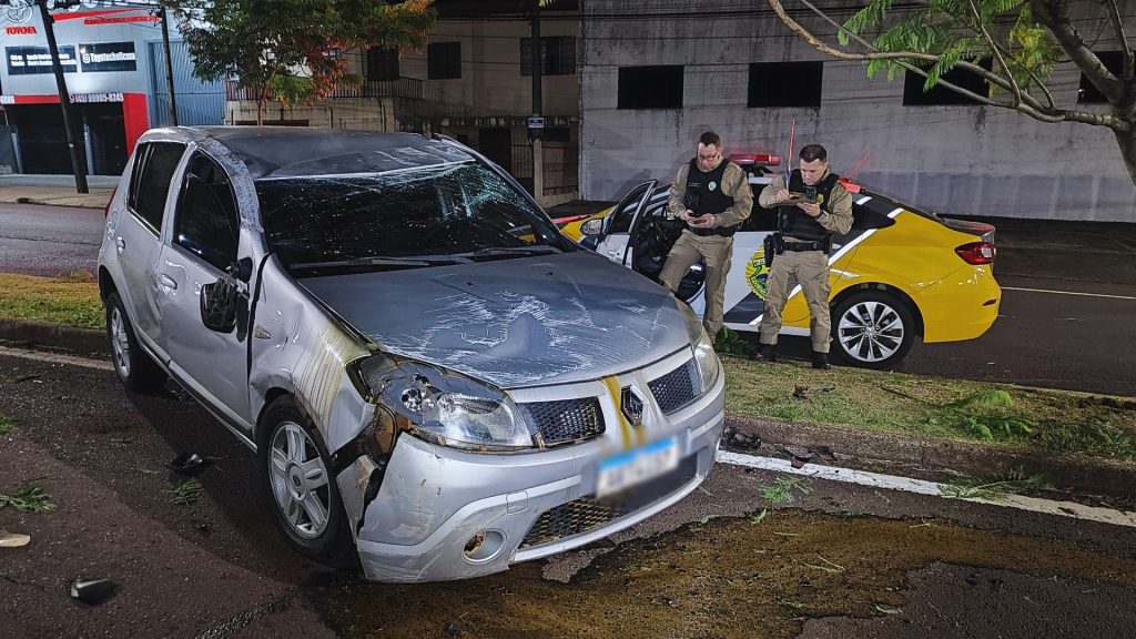 Sandero capota após atingir árvore na Rua Olindo Periolo Sandero capota após atingir árvore na Rua Olindo Periolo