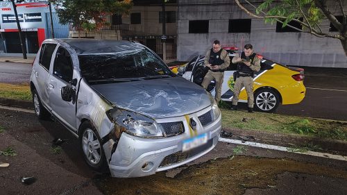 Imagem referente a Sandero capota após atingir árvore na Rua Olindo Periolo