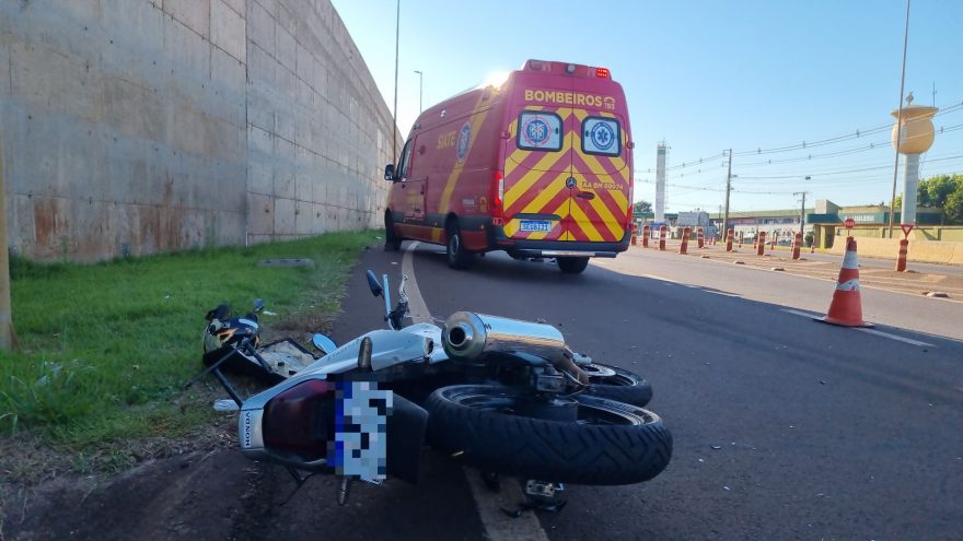 Forte colisão deixa motociclista gravemente ferido no Trevo Cataratas, em Cascavel