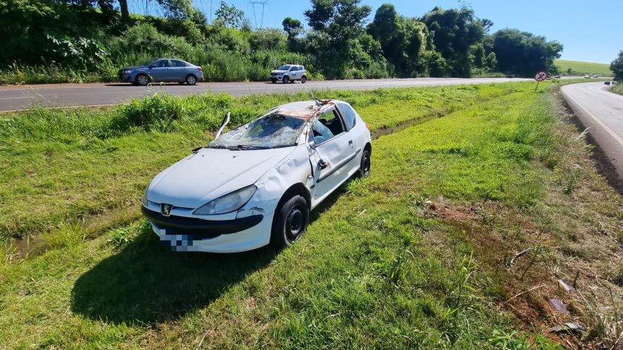 Peugeot fica destruído em capotamento na BR-163, em Cascavel