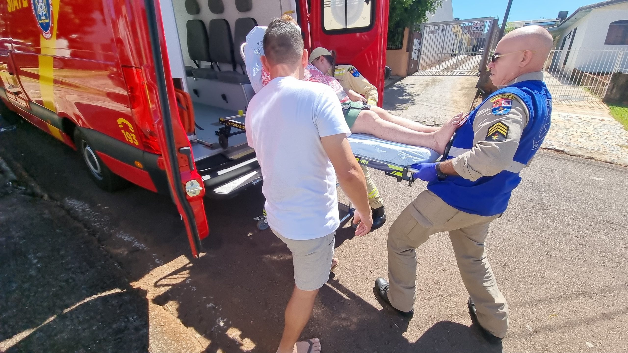 Com ferimento na cabeça, mulher é socorrida pelo Siate