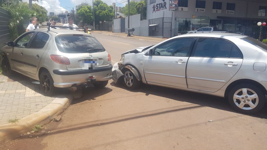Peugeot invade calçada após acidente com Corolla no Cancelli