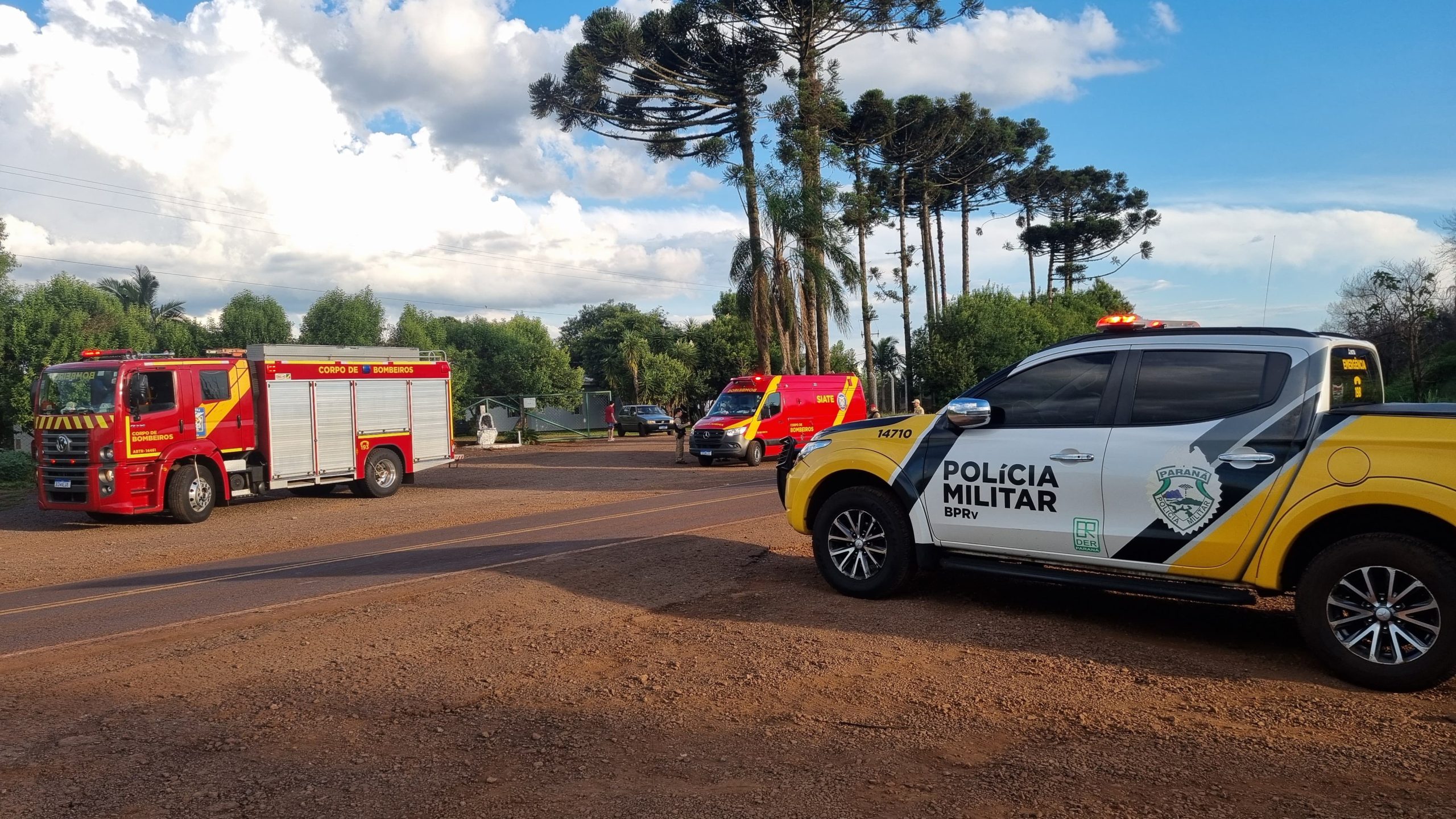 Fiat Strada sai da pista e motorista fica ferido na PR-180 Fiat Strada sai da pista e motorista fica ferido na PR-180