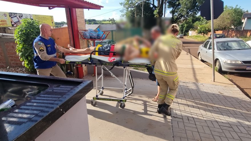 Homem pula na piscina, bate rosto no concreto e é socorrido pelo Siate