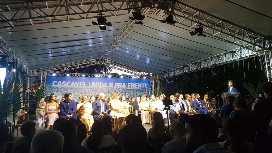 Posse do novo prefeito de Cascavel é celebrada com show gratuito em frente à prefeitura