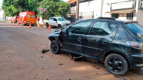 Imagem referente a Peugeot e S10 ficam destruídos em forte colisão no Centro