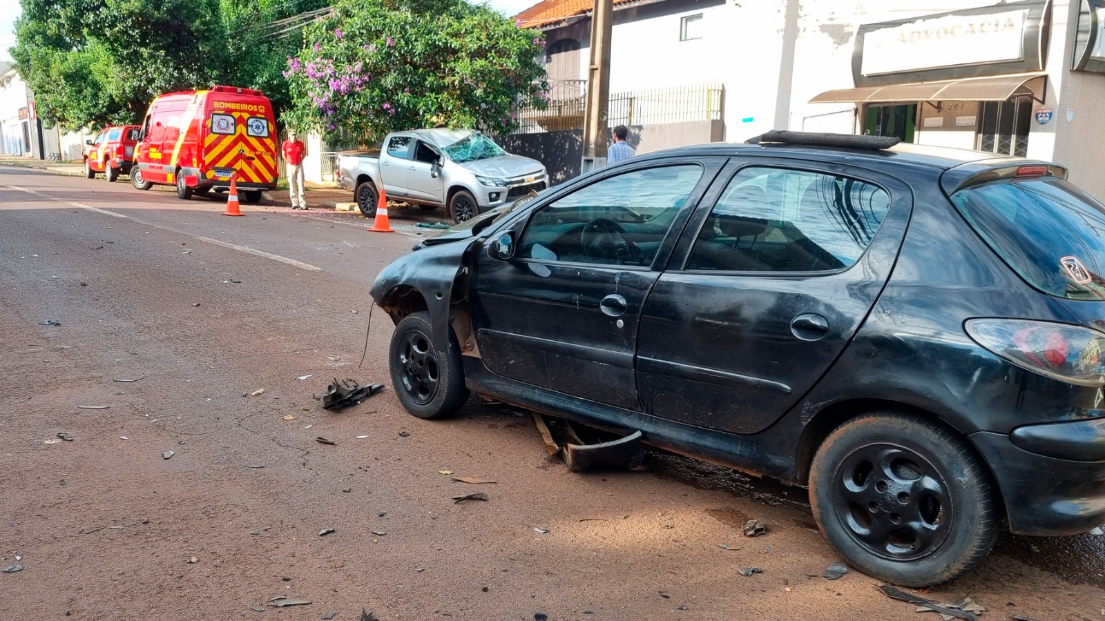 Peugeot e S10 ficam destruídos em forte colisão no Centro