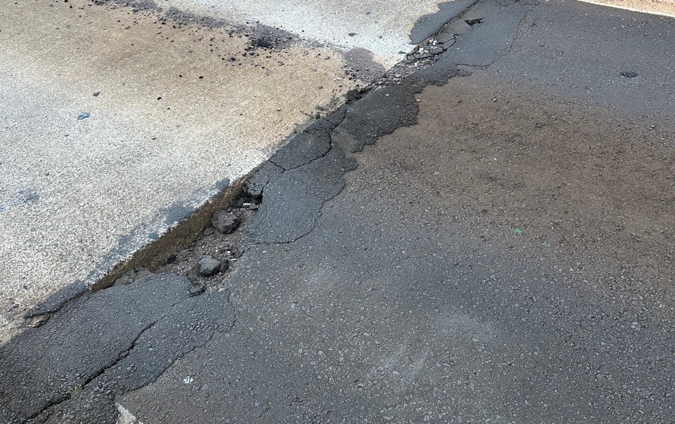 Improviso com tijolos vira solução temporária para buraco na Avenida Brasil