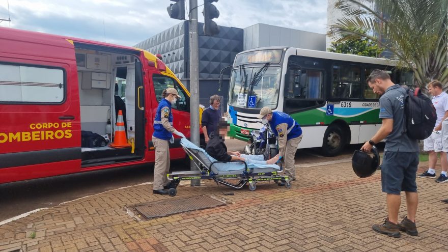 Acidente entre moto e ônibus mobiliza socorristas no Pacaembu