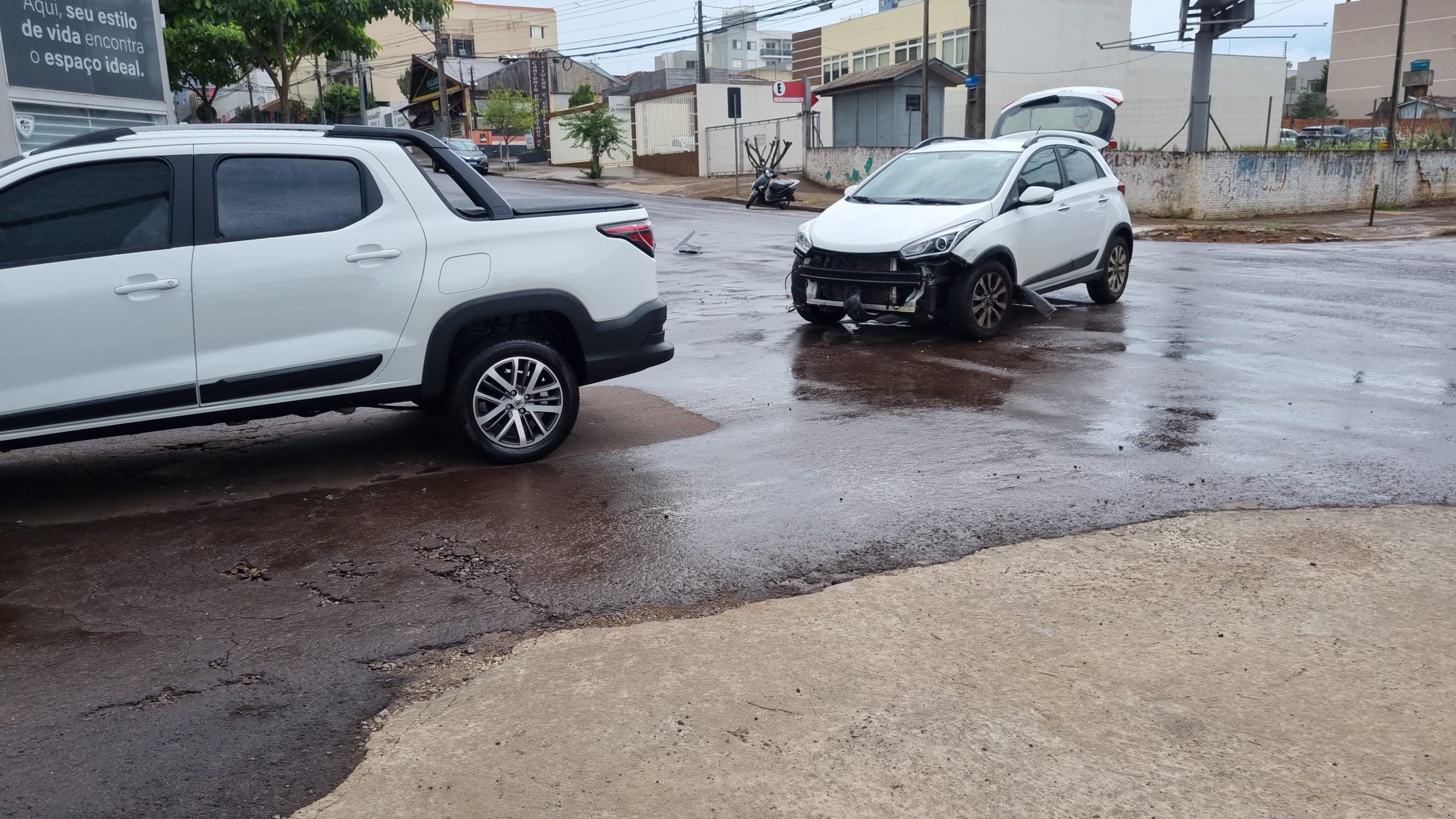 Strada e HB20 colidem no Centro de Cascavel